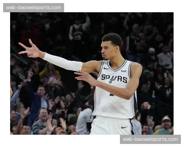 马刺内线策应体系成熟 文班亚马高位发牌激活全队无球跑动